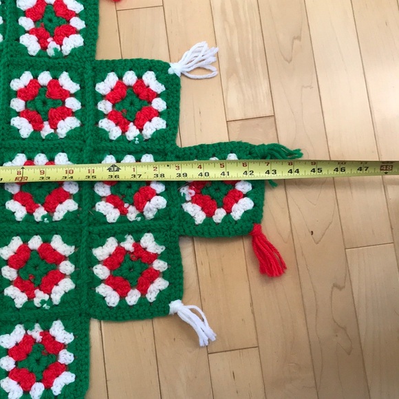 Vintage hand crocheted granny, square, Christmas tree skirt. - Picture 6 of 6